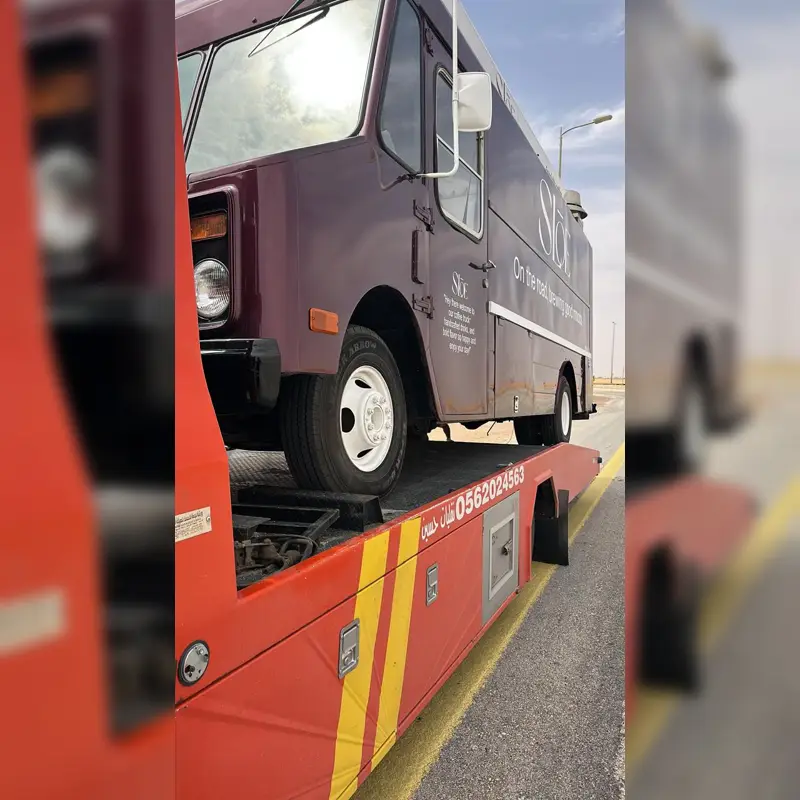 نقل سيارة بأمان تام عن طريق سطحة الأحساء