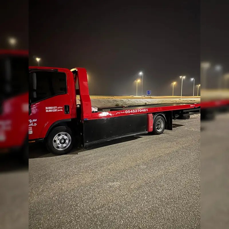 سيارة على سطحة جاهزة للنقل